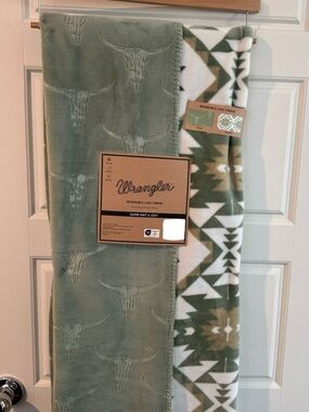 Wrangler Sage Green & Cream Aztec Reversible Throw - NWT